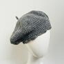 czapki: Klasyczny beret francuski z antenką i kokardą - dziergany szydełkowy