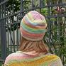 lekka czapka kolorowa na drutach