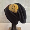 czapka wełniana filcowana zimowa czarna handmade w kwiaty na podszewce - rozmiar uniwersalny, weł