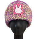 Dziecięca kolorowa czapka robiona na drutach