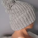 CZAPKA beanie handmade z pomponem - JASNOSZARA, wykonana na DRUTACH