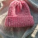 Krótka czapka beanie handmade z pomponem - jasnoróżowa, wykonana na drutach