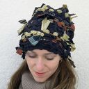 Połyskująca zimowa czapka ze złotymi dodatkami - unikat handmade