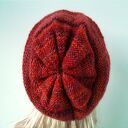 czapka w czerwieniach