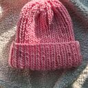 Krótka czapka beanie handmade z pomponem - jasnoróżowa, wykonana na drutach