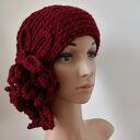 Bordowa elegancka czapka z kwiatem