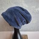 Czapka futrzana niebieska ociepła na podszewce, prezentuje się niezwykle oryginalnie nie dla szarej