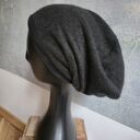 Czapka wełniana czarna na podszewce bardzo miła i ciepła na mniejszą głowę wykończona