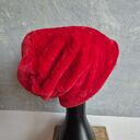 Czapka futrzana czerwona ciepła na podszewce, prezentuje się niezwykle oryginalnie nie dla szarej my