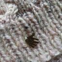 Czapka z pomponem ręcznie robiona na drutach