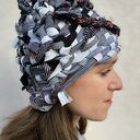 Niebanalna czapka wytkana ręcznie na krośnie