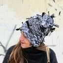 Artystyczna, zimowa czapa Smerfetka wytkana na krośnie