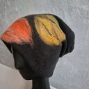 czapka wełniana filcowana zimowa czarna handmade w kwiaty na podszewce - rozmiar