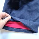 Czapka w kolorze jeansu z kwiatami na podszewce, dobra na codzienne noszenie, uniwersalna, polecam pol