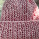 Krótka czapka beanie handmade z pomponem - jasnoróżowa, wykonana na drutach