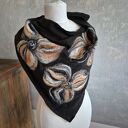 Czarna chusta handmade wełniana, elementy filcowane to wełna merynosów, produkt