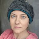 Czapka sztuczne futro połączone z materiałem trochę w marokańskim stylu krótka na podszewce wykończo