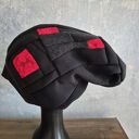 Czapka damska wiosenna - patchwork z dzianiny i koronką (czerwień i czerń)