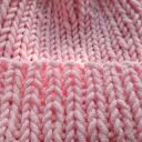 Krótka czapka beanie handmade z pomponem - jasnoróżowa, wykonana na drutach