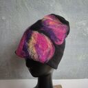 czapka wełniana filcowana zimowa czarna handmade w kwiaty na podszewce - rozmiar