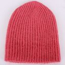 Czapka w malinowym kolorze