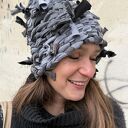 Artystyczna, zimowa czapa Smerfetka wytkana na krośnie