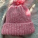 Krótka czapka beanie handmade z pomponem - jasnoróżowa, wykonana na drutach