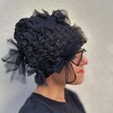 Czarna, elegancka czapka wytkana na krośnie z tiulowymi kokardami