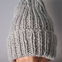 CZAPKA beanie handmade z pomponem - JASNOSZARA, wykonana na DRUTACH