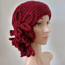 Bordowa elegancka czapka z kwiatem