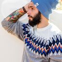 Wywijana czapka beanie dwustronna z kolorowym logo - brudny niebieski
