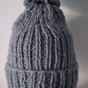 CZAPKA handmade z pomponem - SZARA (szaroniebieska, szara -żelazna) wykonana na DRUTACH