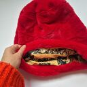 Czapka futrzana czerwona ciepła na podszewce, prezentuje się niezwykle oryginalnie nie dla szarej my