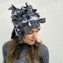 ❄️ Oryginalna i fikuśna, zimowa czapka wytkana na krośnie