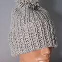 CZAPKA beanie handmade z pomponem JASNOSZARA, wykonana na DRUTACH