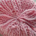 Krótka czapka beanie handmade z pomponem - jasnoróżowa, wykonana na drutach