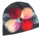 Czarna czapka damska handmade z filcowanymi kwiatami