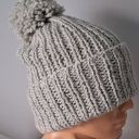 CZAPKA beanie handmade z pomponem - JASNOSZARA, wykonana na DRUTACH