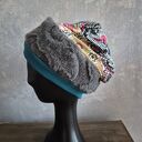 Czapka sztuczne futro połączone z materiałem trochę w marokańskim stylu krótka na podszewce wykończo