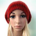 czapka w czerwieniach