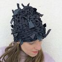 Czarna czapa ze skórzanymi kokardami - artystyczne nakrycie głowy