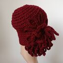 Bordowa elegancka czapka z kwiatem