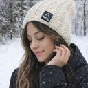 Ciepła czapka robiona na szydełku z wełny i akrylu. Ecru/zielona