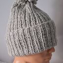 CZAPKA beanie handmade z pomponem - JASNOSZARA, wykonana na DRUTACH