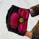 czapka wełniana filcowana zimowa czarna handmade w kwiaty na podszewce - rozmiar