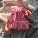 Krótka czapka beanie handmade z pomponem - jasnoróżowa, wykonana na drutach