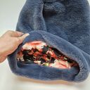 Czapka futrzana niebieska ociepła na podszewce, prezentuje się niezwykle oryginalnie nie dla szarej