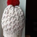 Czapka z pomponem ręcznie robiona na drutach