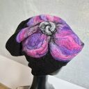 czapka wełniana filcowana zimowa czarna ostatnia, handmade w kwiaty na podszewce