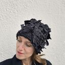 Czapka Czarna Kokardą - wytkana ręcznie na krośnie z ozdobnymi kokardami